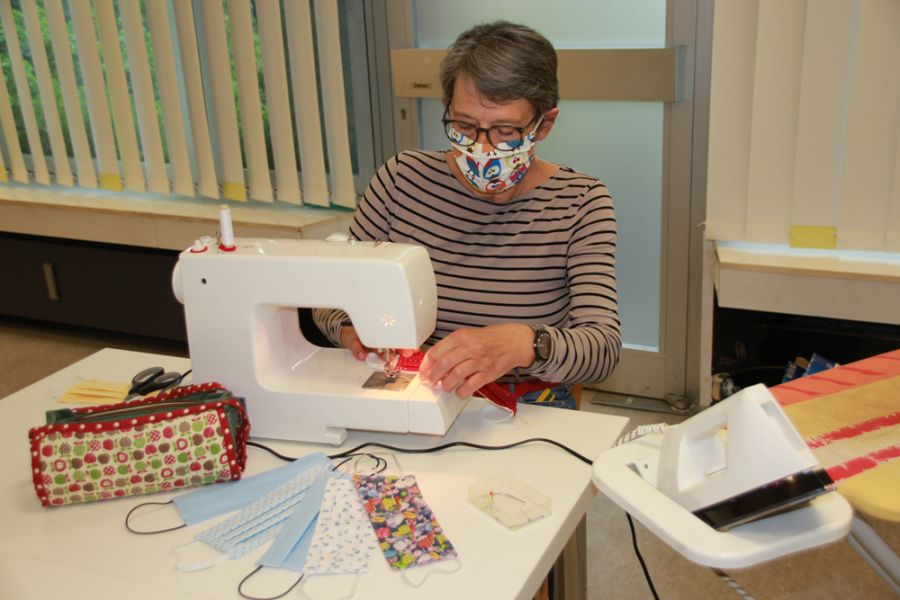Frauen vom Landfrauenverein Neustadt haben in den vergangenen Wochen hunderte Mund-Nasen-Schutzmasken genäht