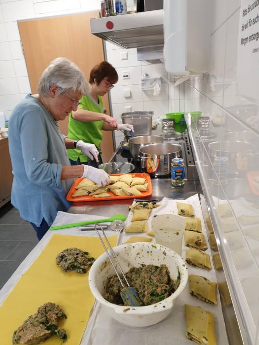 Maultaschen – Event im Hospiz: Ehrenamt und Hauswirtschaft bereiten besondere Mahlzeit zu.